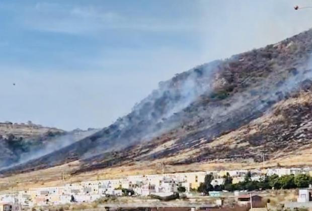 Se incendian dos cerros en los alrededores de la autopista Siglo XXI