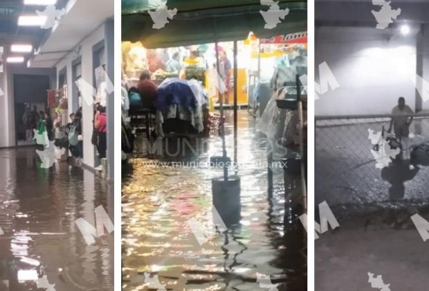 VIDEO Lluvia torrencial colapsa drenaje y afecta a comerciantes en Texmelucan