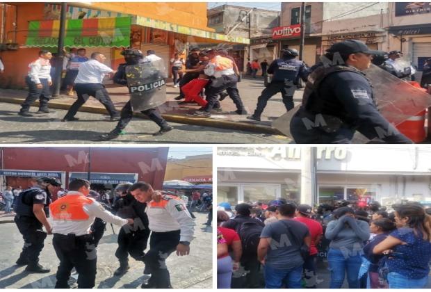 Retiro de ambulantes en Izúcar deja cuatro policías heridos