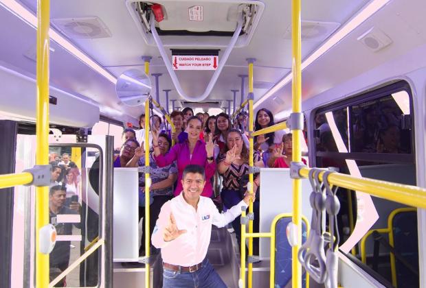 Lalo Rivera presenta transporte rosa; beneficia a las mujeres