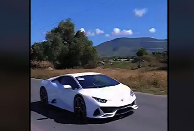 VIDEO El Toñín defiende su derecho a presumir sus Lamborghini en carreteras de Puebla