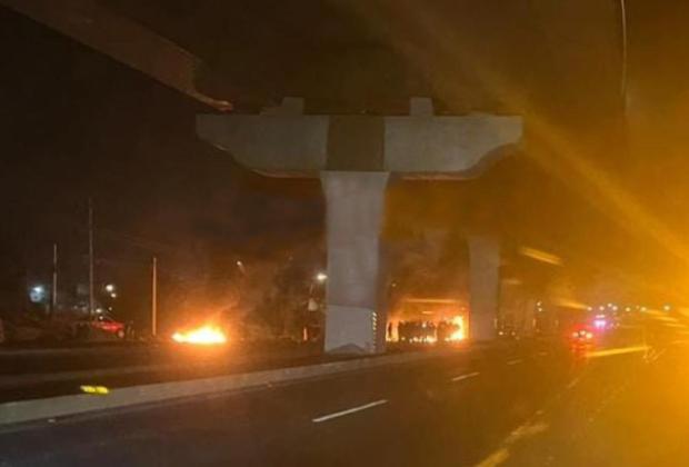 Bloquean y queman llantas en la México-Puebla