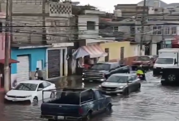 VIDEO Tormenta en Atlixco arrastra niños y deja sin luz a miles de familias