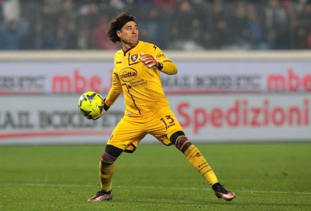 Guillermo Ochoa seguirá un año más en Italia