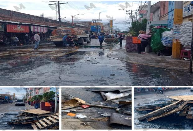 Lavan las calles cercanas al mercado Domingo Arenas