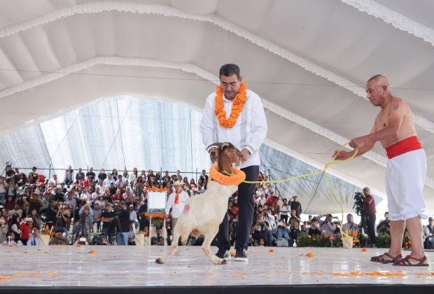 Con el baile del chivo, Céspedes inicia la temporada del Mole de Caderas