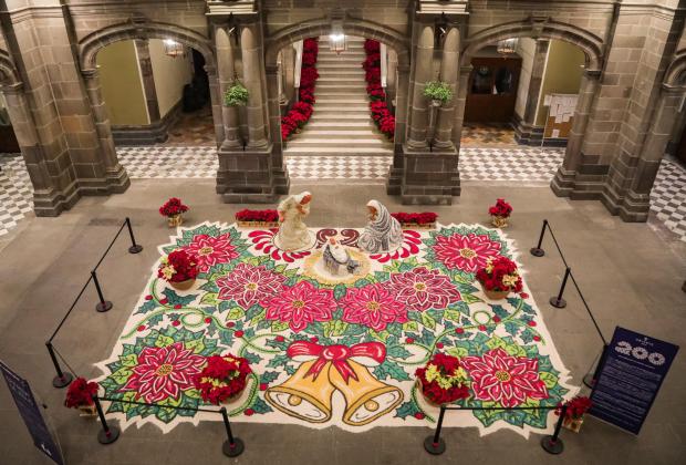 Nacimiento de talavera y alfombra artística transforman el Palacio Municipal