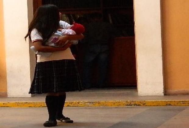 Niñas poblanas tienen hijos con parejas que les llevan más de 30 años