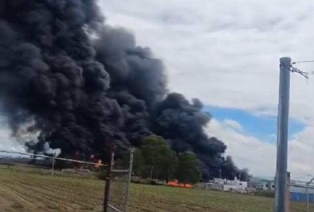 VIDEO Incendio en Atzompa genera enorme nube negra visible desde Puebla
