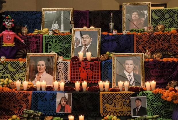 Dedican ofrenda a exgobernadores poblanos en oficinas de Armenta