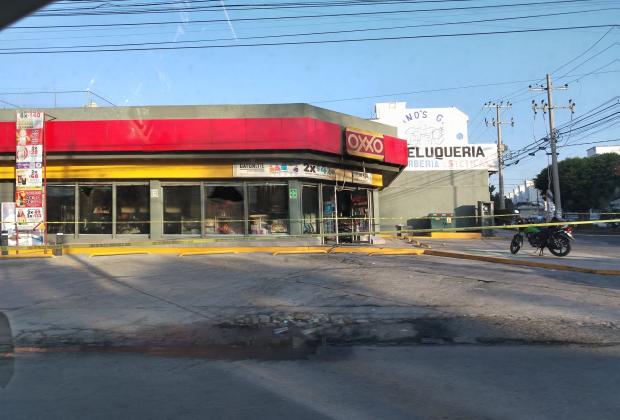 Asesinan a dos policías municipales durante ataque a Oxxo en Puebla