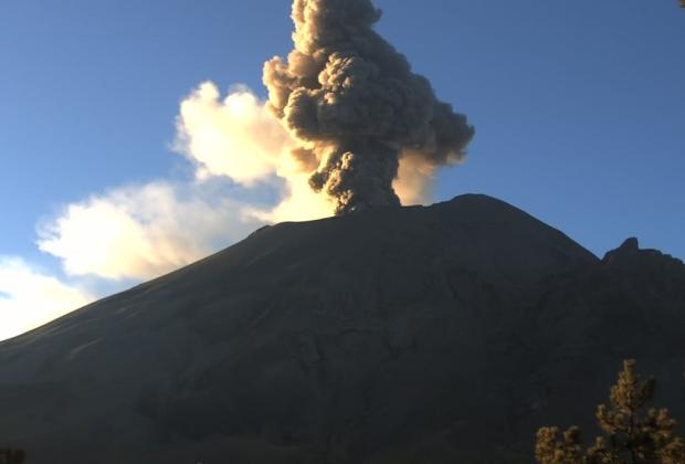 Cae ceniza del Popocatépetl en Hueyapan, Morelos