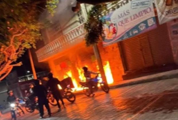Prenden fuego a casa y negocio de agresores de vendedor de futas Misael en Tehuacán