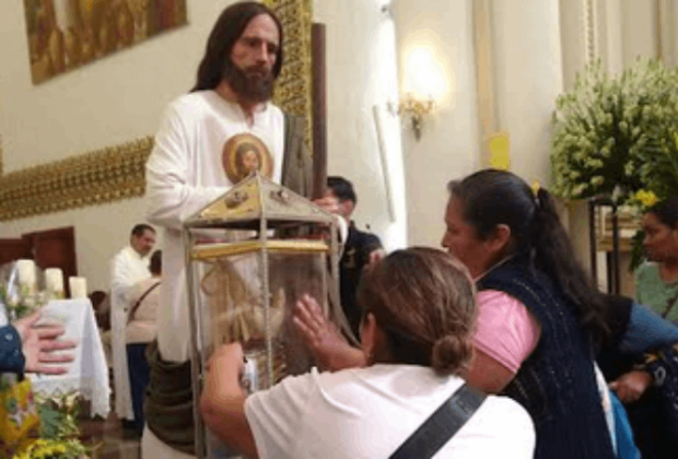 Miles de fieles llegan a catedral para tocar las reliquias de San Judas Tadeo en Teziutlán