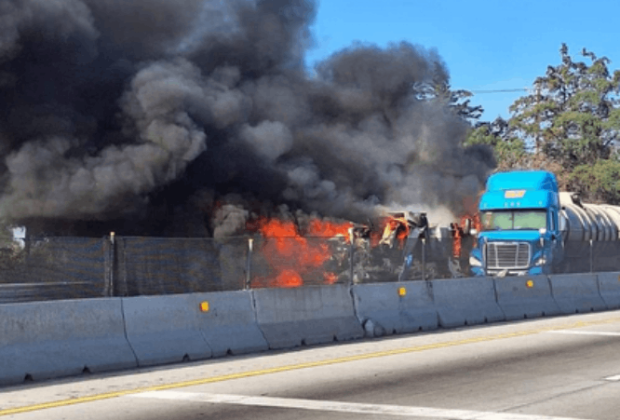 VIDEO Tras accidente en la Puebla-Orizaba dos unidades de carga pesada se incendian