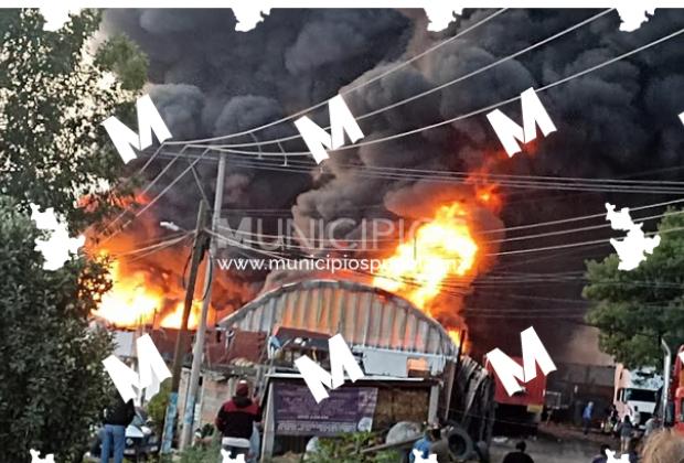 VIDEO Tras explosión se incendia fábrica de ceras en Texmelucan