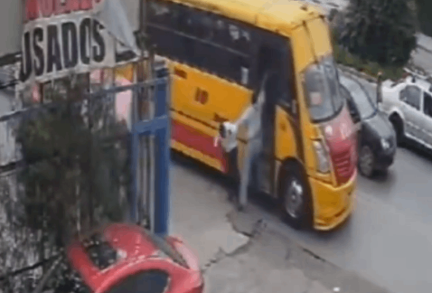 VIDEO Asaltan y golpean a chofer de ruta 10 en Puebla capital