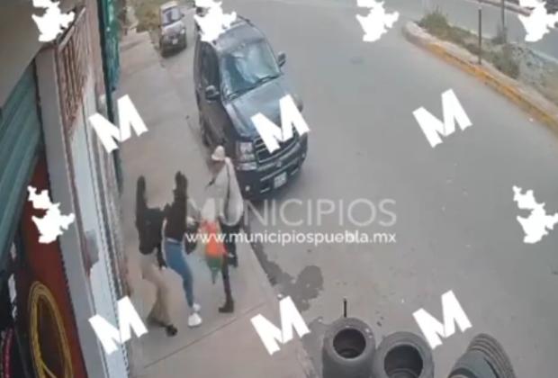 VIDEO Se registran forcejeos y balazos en asalto a mujer en Chignahuapan