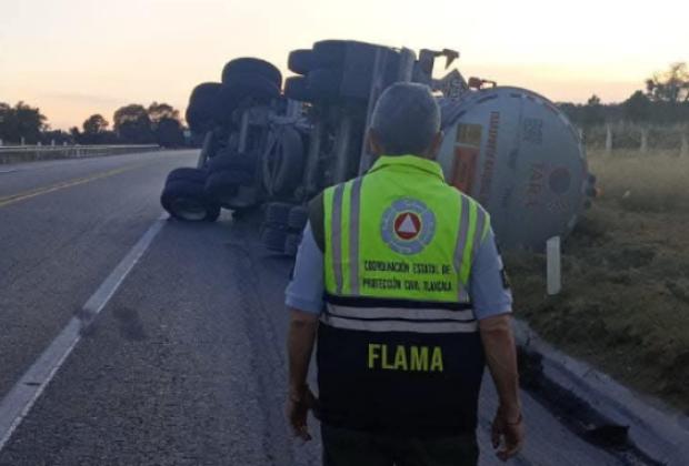 Más de 16 horas cumple cierre de autopista Amozoc-Perote tras volcadura de pipa