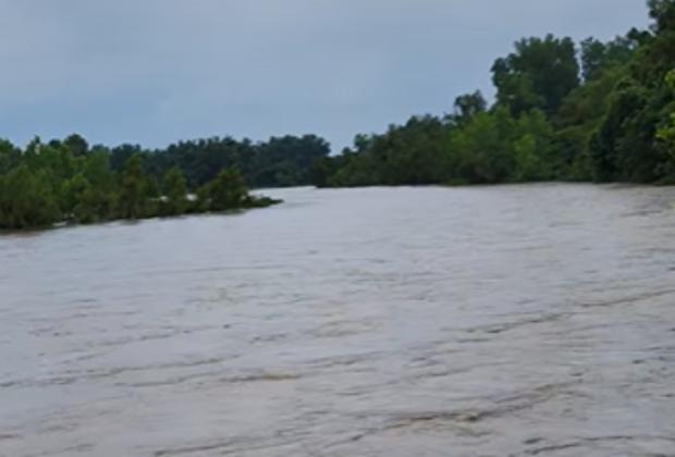 Se desborda río Pantepec y comunidades de Francisco Z. Mena están incomunicadas