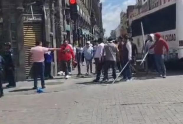 VIDEO Ambulantes se enfrentan con palos y piedras con personal de Vía Pública de Puebla