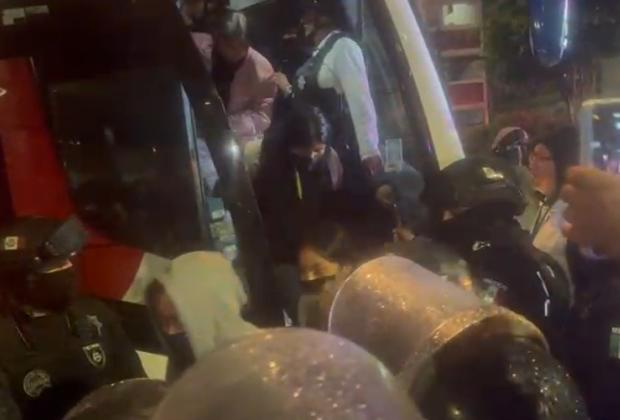 Alumnas de la Escuela Normal de Teteles permitieron la revisión de los autobuses