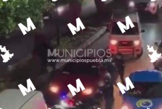 VIDEO Balacera en bulevar Hermanos Serdán termina en detención de conductor de Camaro