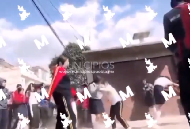 VIDEO Tremenda riña entre estudiantes de Texmelucan...ni las rudas