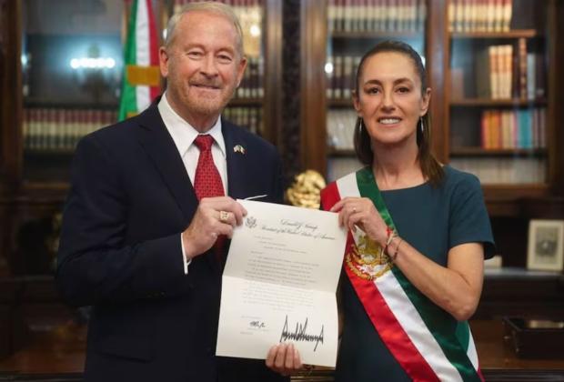 Sheinbaum recibe credenciales del nuevo embajador de EU, Ronald Johnson