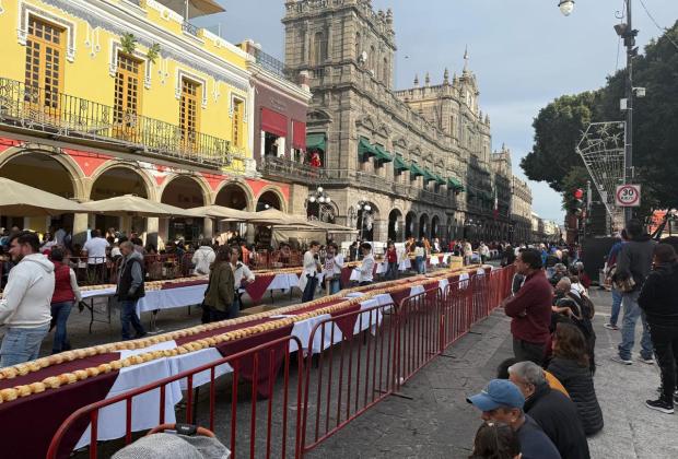 Todo listo para la partida de una monumental Rosca de Reyes en el zócalo