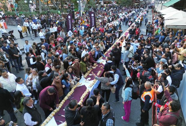 Armenta y Chedraui parten Rosca Monumental en el zócalo de Puebla