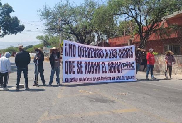 Bloquean campesinos de Tehuacán carreteras para exigir que no se instalen empresas chinas