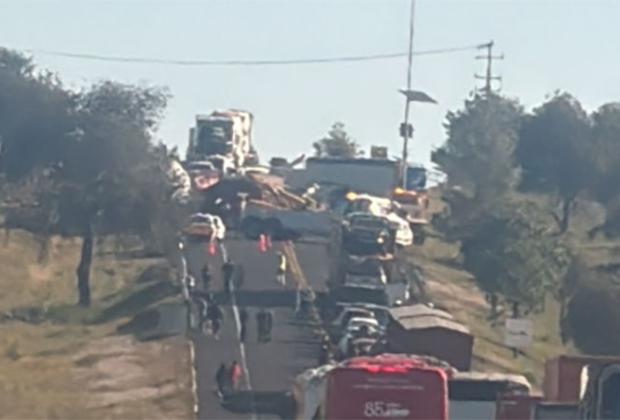 Por incendio de pipa cierran la autopista Amozoc-Perote