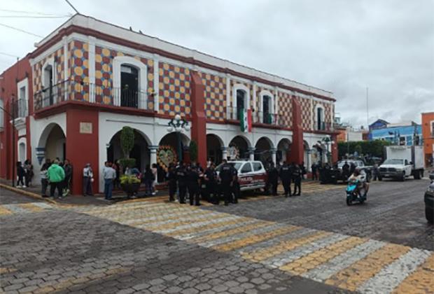 Policías de Izúcar se manifiestan en Casa Colorada