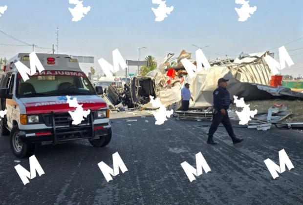 Camión cae del puente del Periférico en Amozoc