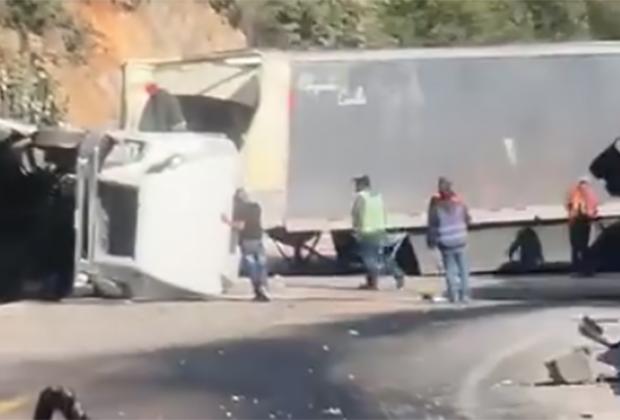 VIDEO Chocan tráileres en Cumbres de Maltrata y queda bloqueada la México-Veracruz