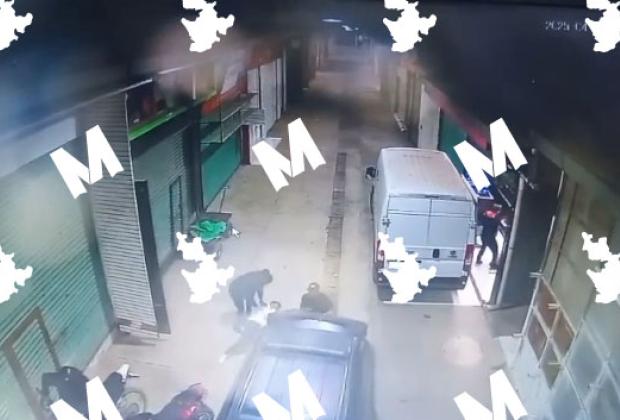 VIDEO Sujetos armados asaltan a comerciantes en el tianguis de Texmelucan