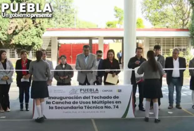 Céspedes inaugura techado en la Técnica 74 en la ciudad de Puebla