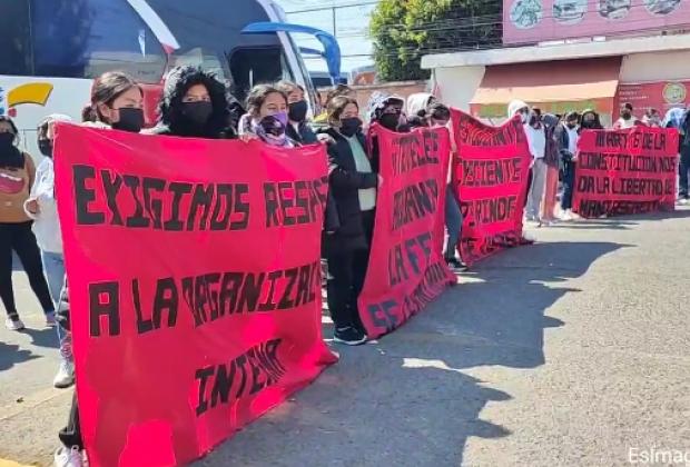 Estudiantes de la Normal Rural Carmen Serdán se manifiestan frente a la SEP