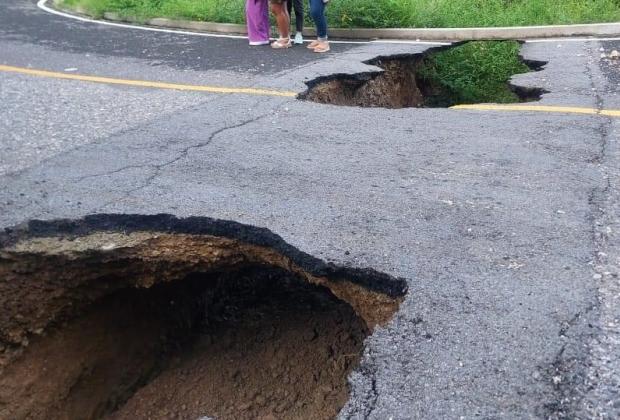 FOTOS Socavón divide a la carretera Chila de la Sal – Chiautla de Tapia