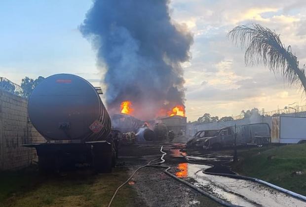 FOTOS Ardieron 4 autotanques de hidrocarburo en Ocoyucan