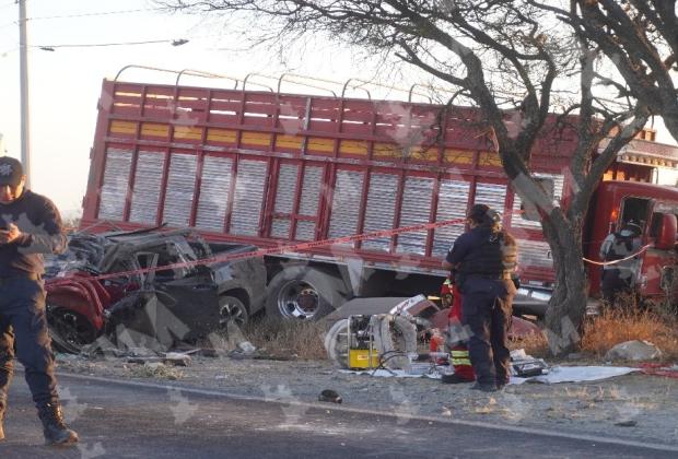 Tres personas mueren en accidente automovilístico en Tecamachalco