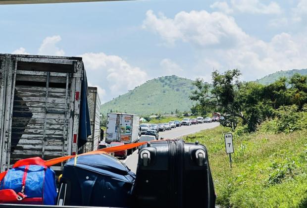 Por bloqueo en la México-Puebla autos saturan la Siglo XXI