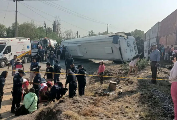 VIDEO Tren embiste autobús en Hidalgo y deja una persona muerta
