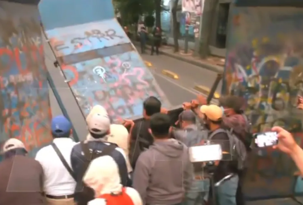 VIDEO Normalistas de Guerrero derriban vallas en inmediaciones de Segob