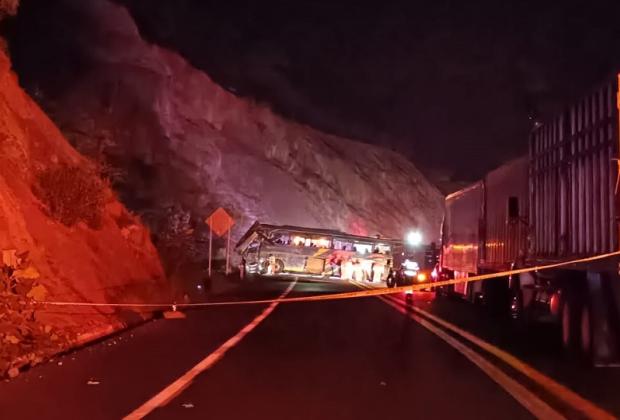 Autobús con estudiantes vuelca en la Puebla-Oaxaca; cierran autopista