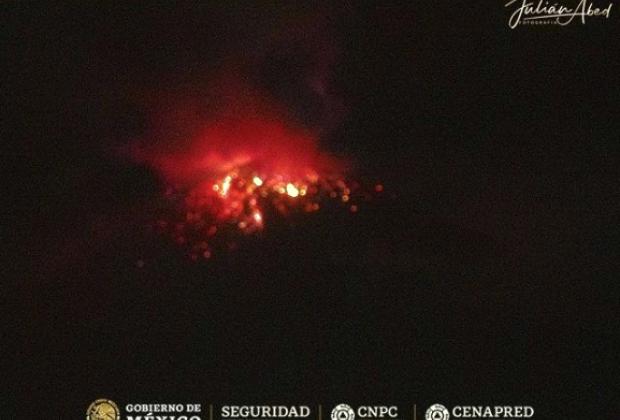 VIDEO Nueva explosión del Popocatépetl con expulsión de material incandescente
