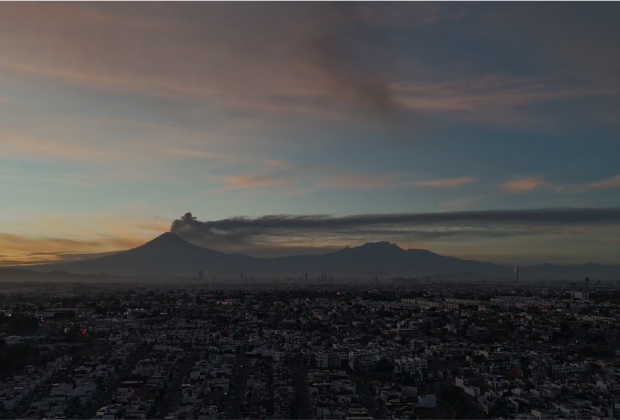 Emite el volcán Popocatépetl una constante fumarola