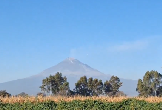 VIDEO Volcán Popocatépetl está en calma, acompañado de un cielo despejado