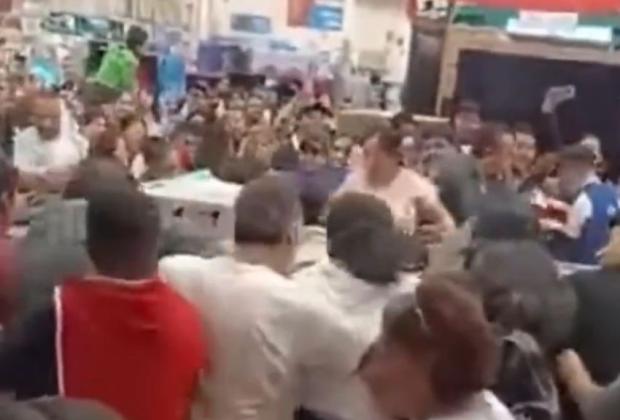 VIDEO Pelean en Walmart de Tehuacán por pantallas en el Buen Fin